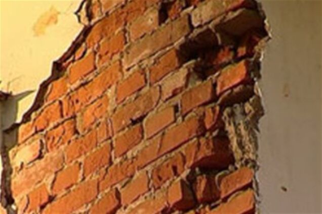 На Ривненщине обвалившаяся стена заживо похоронила двух девочек