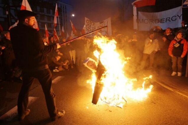 В Польше перед посольством России сожгли чучело Путина