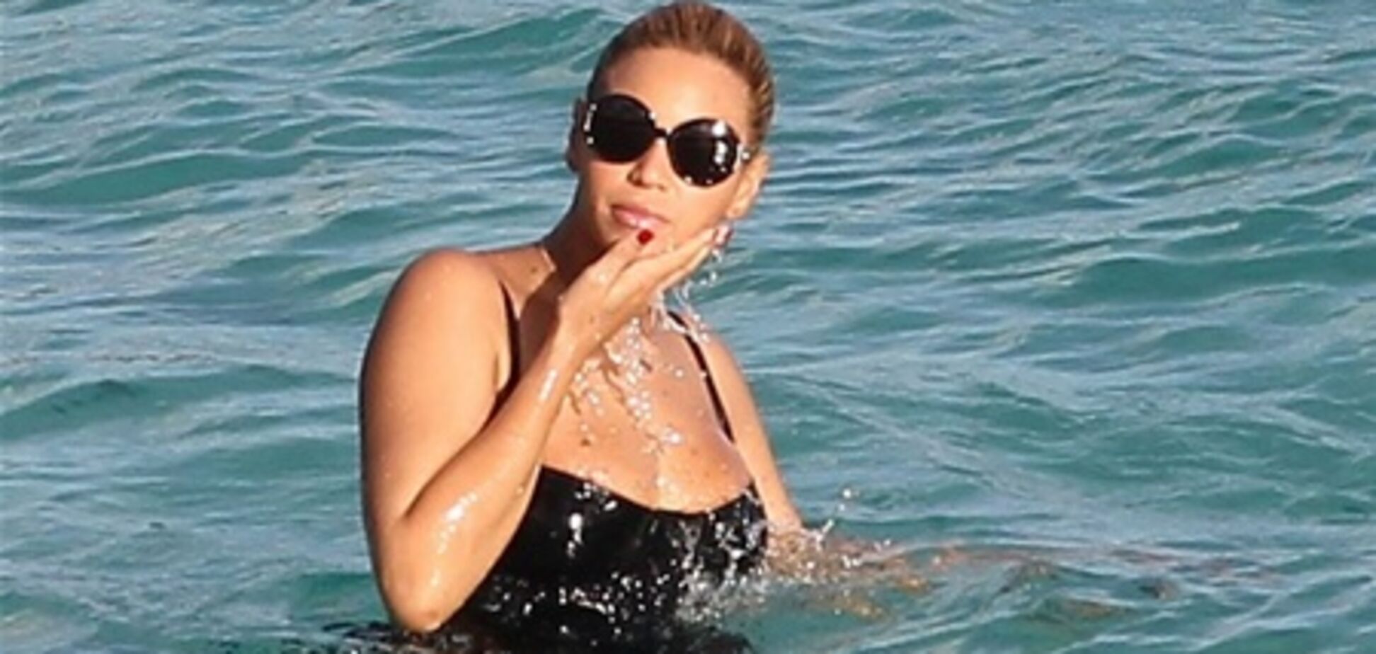 Бейонсе выбирает сдельный купальник. Фото