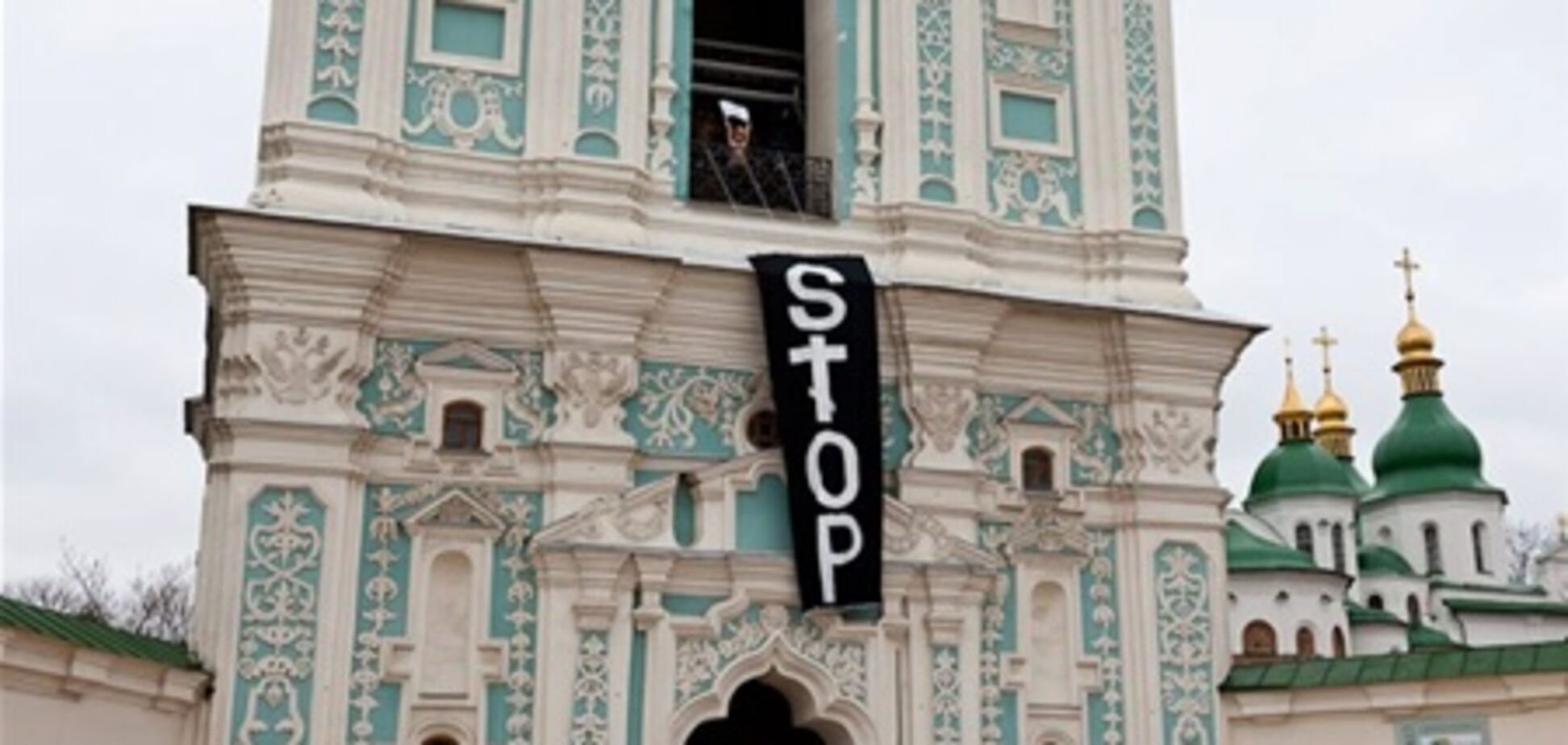 FEMEN отстаивали право на аборт с помощью колоколов. Фото, видео