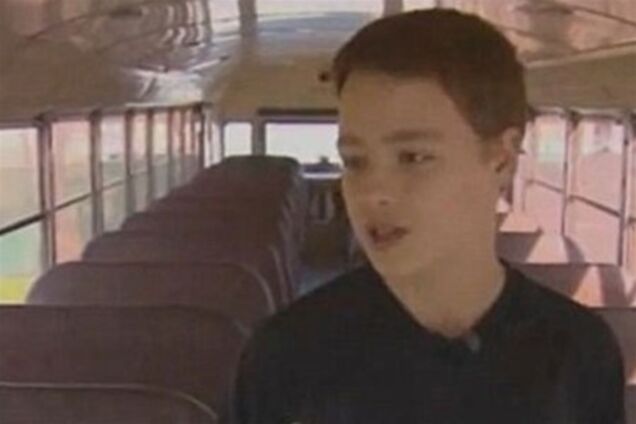 Школьник сам остановил автобус, когда водитель потерял сознание. Видео