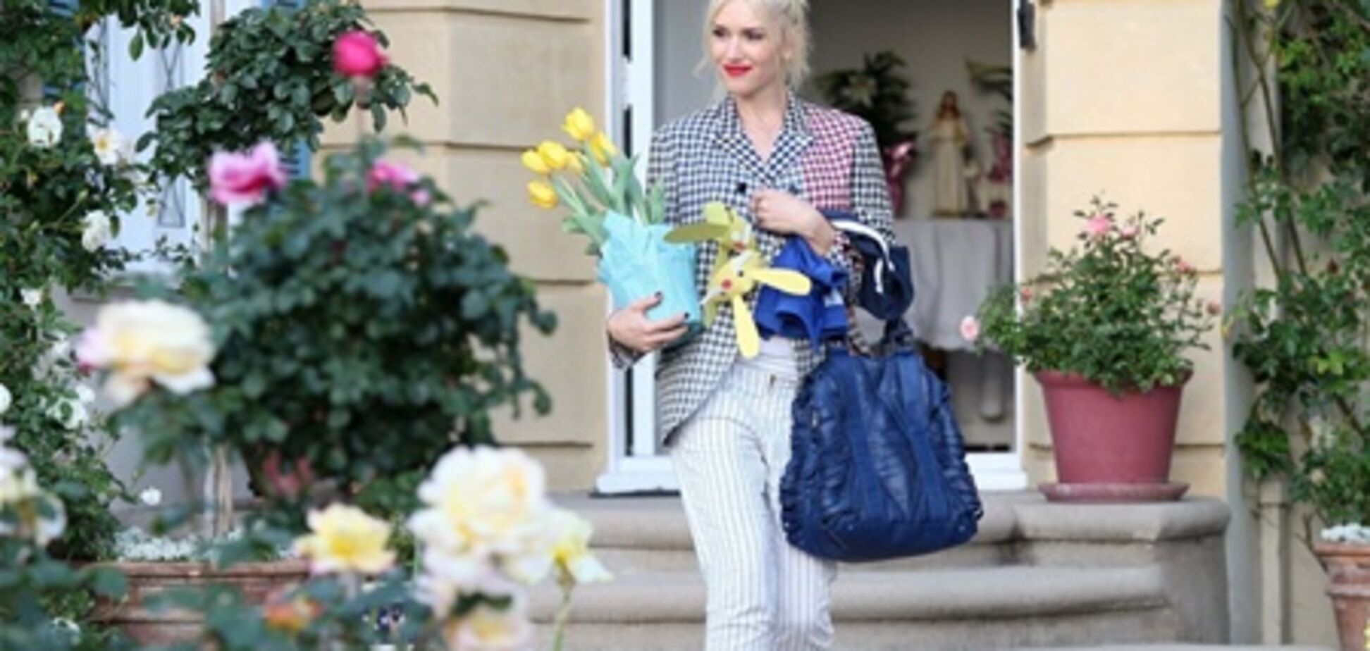 Стефани привезла детей к дедушке. Фото