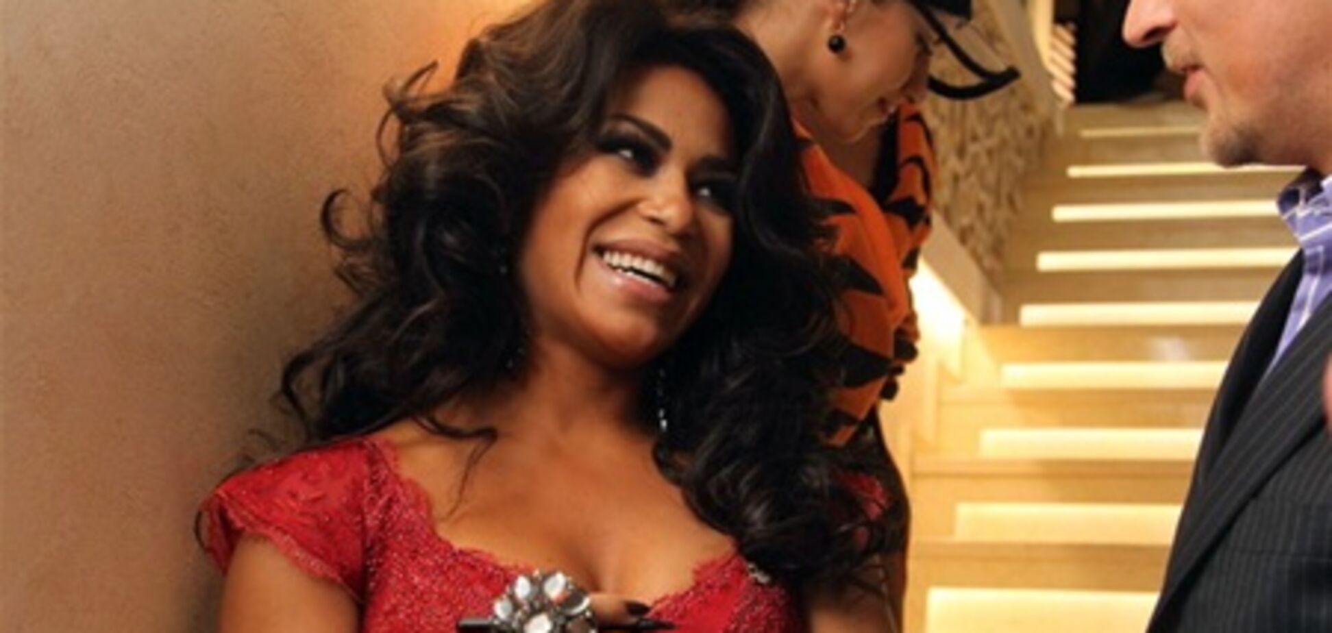 Айсина шьет платье для Гайтаны