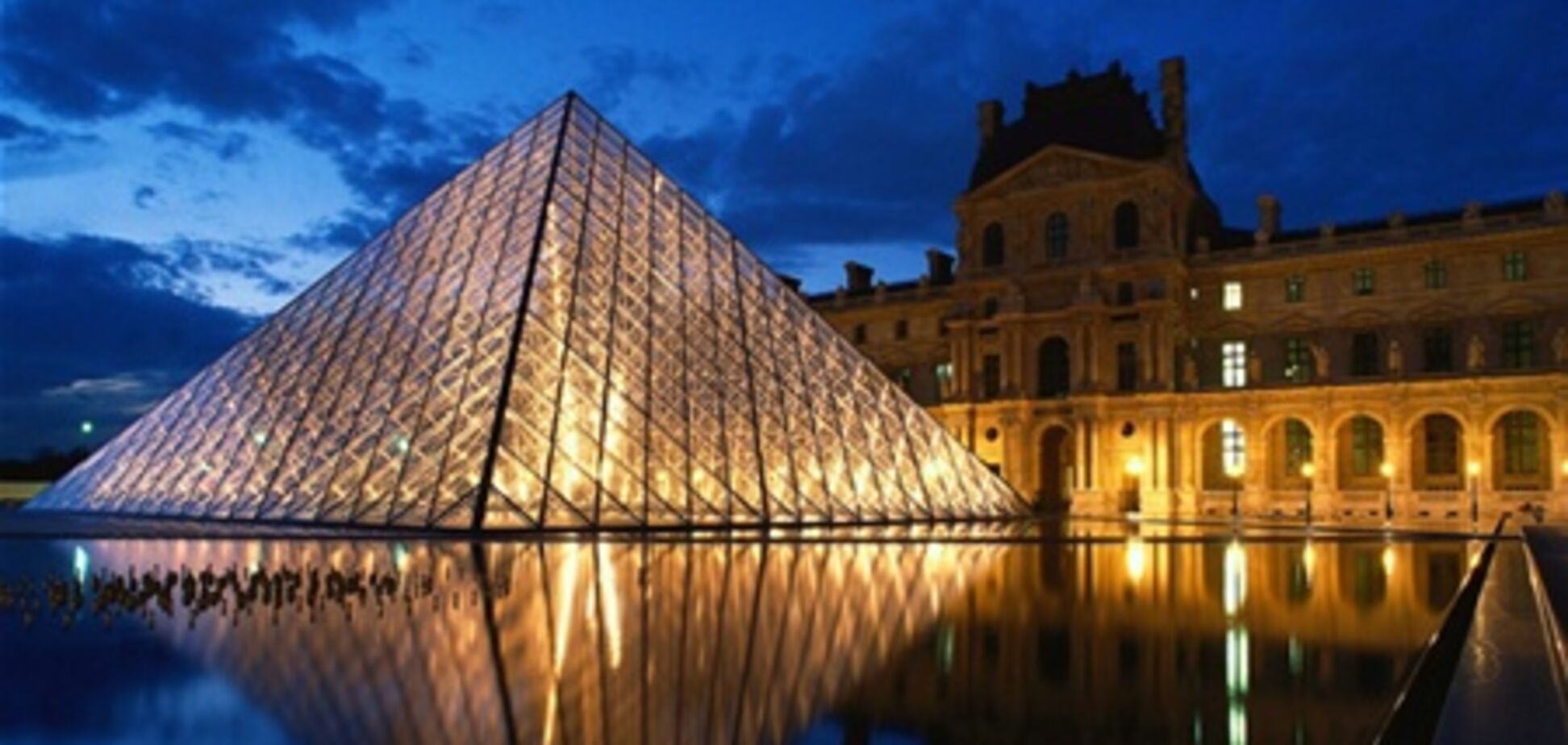Музей Лувр установил 3D-проекцию