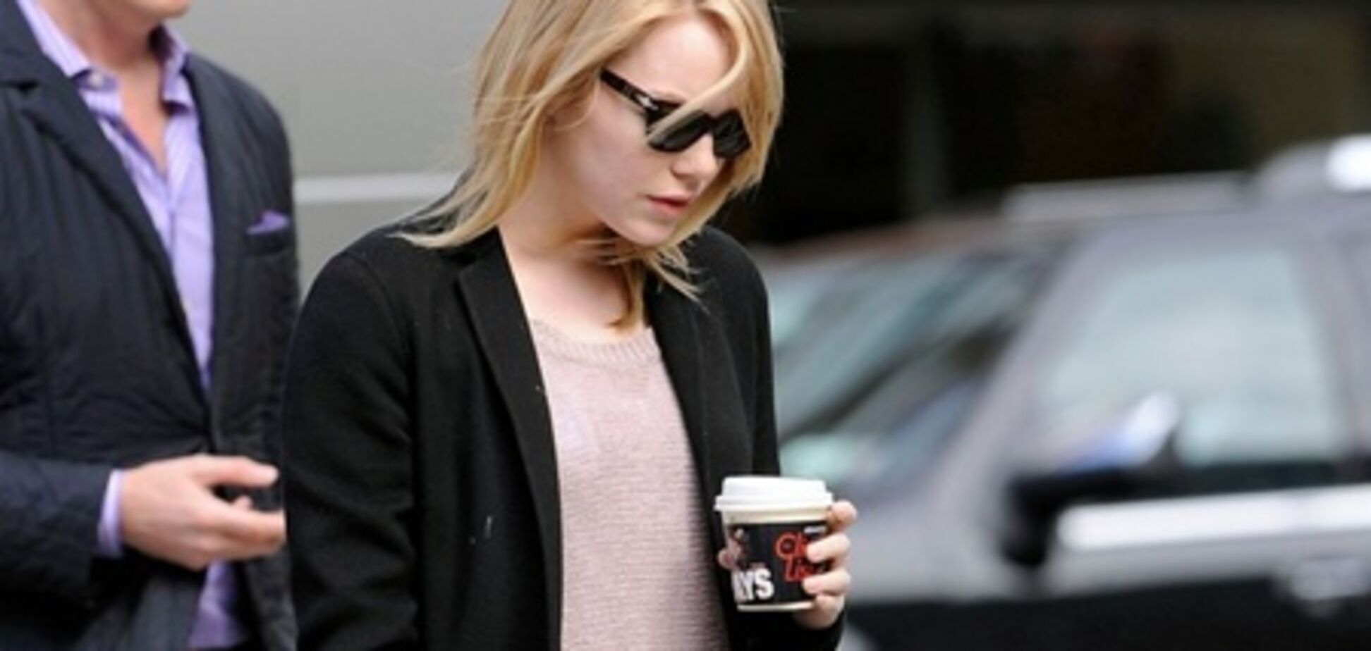 Эмма Стоун отправилась за утренним кофе. Фото