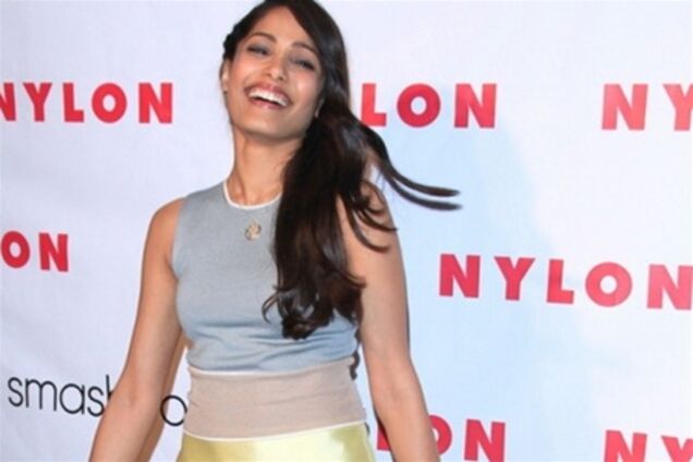 Фрида Пинто в забавном платье с машинкой