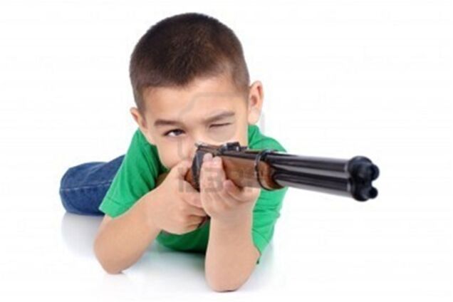 Десятилетний мальчик, угрожая винтовкой, отнял деньги у девочки