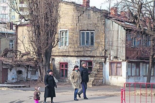 В Одессе обвалилась кровля жилого дома, жители эвакуированы