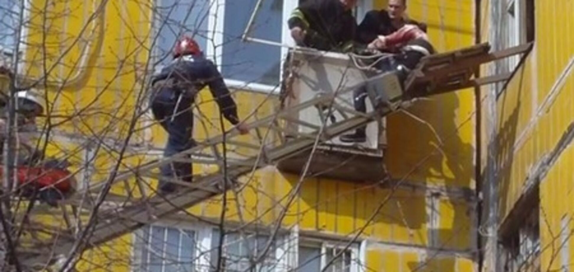 У день Космонавтики жінка, випавши з 6 поверху, долетіла лише до 5. Пощастило