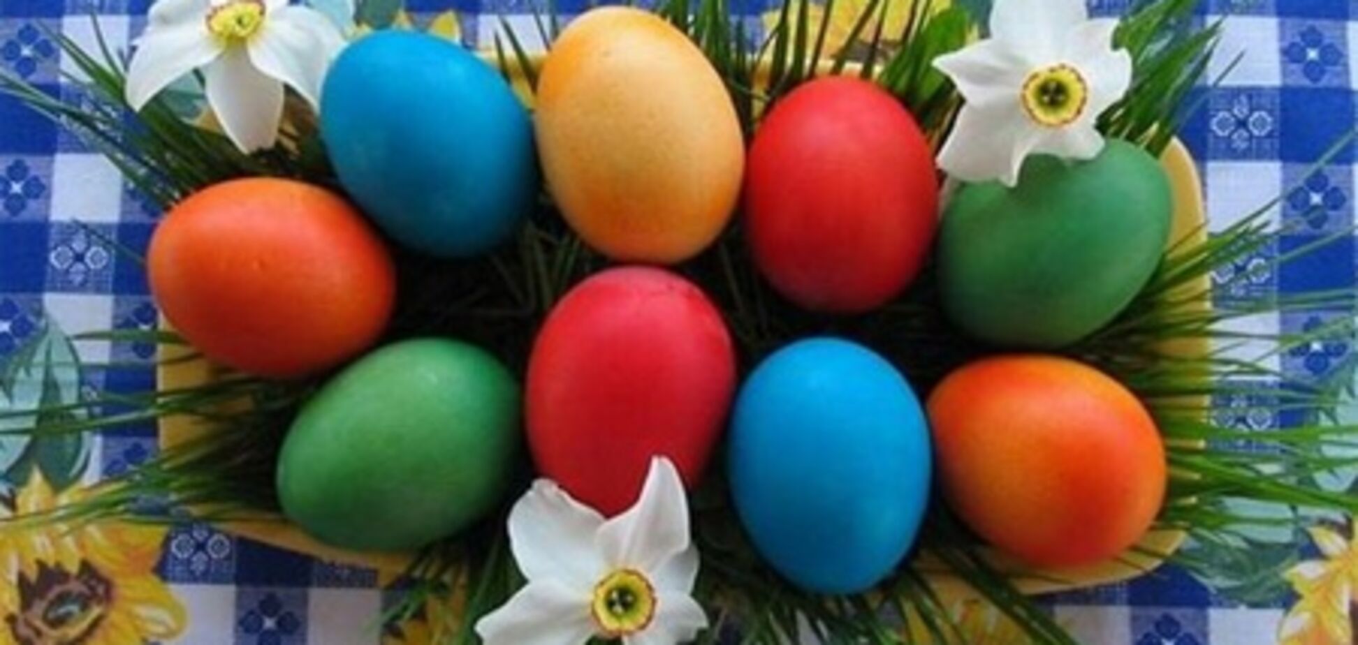 Красим яйца фиалками, куркумой и шпинатом. Фото