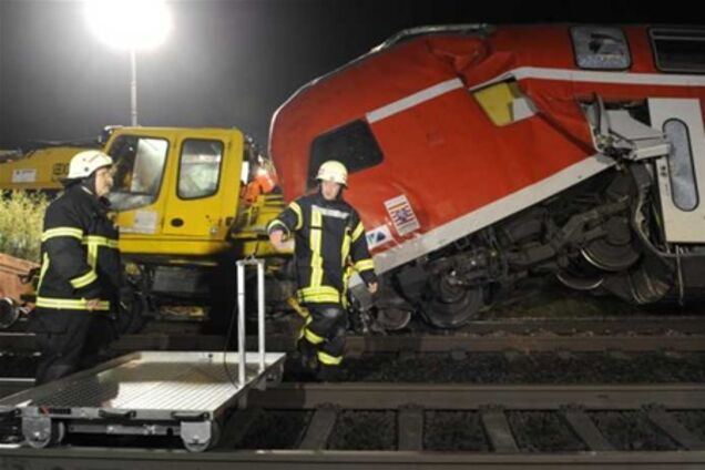 В Германии поезд столкнулся с экскаватором: есть жертвы
