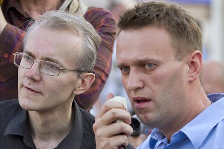 Навальный с юмором воспринял обвинения в погроме приемной Путина