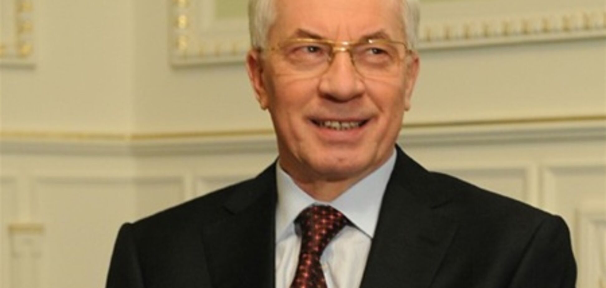 Азаров побывал на Пасхальной ярмарке и расписал писанку