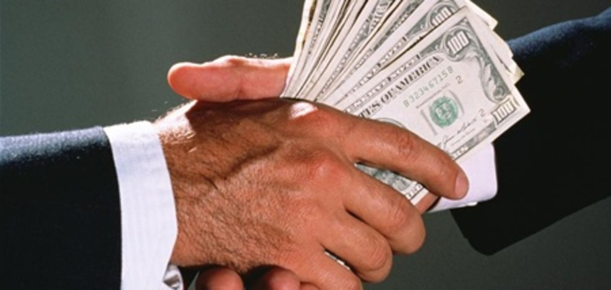 В Черновцах директор кладбища вымогал тысячу долларов