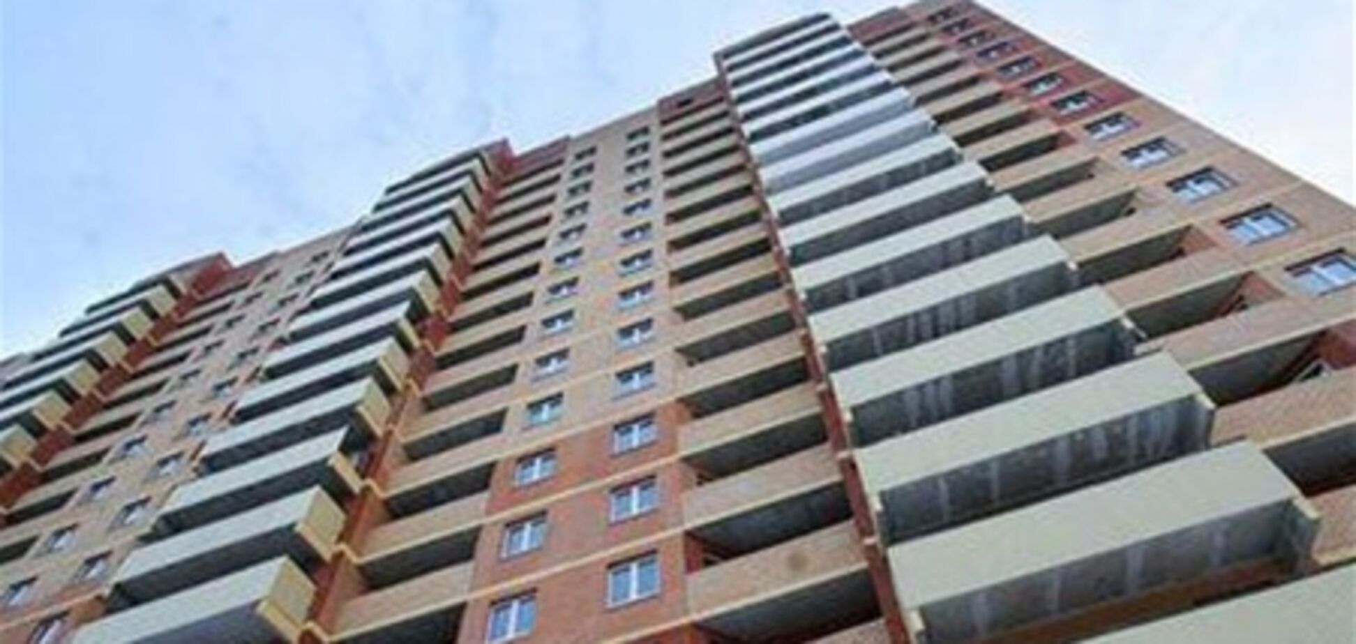 У Дніпропетровську жінка випала з шостого поверху і відбулася переломом ноги. Відео