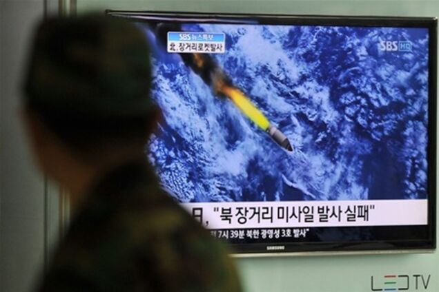 КНДР провалила запуск ракети до 100-річчя Кім Ір Сена. Фото, відео