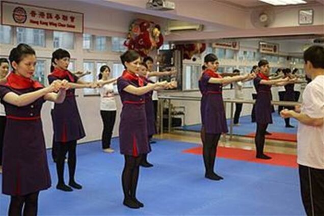 Стюардесс Hong Kong Airlines учат боевым искусствам