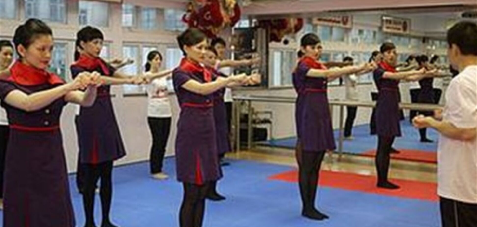 Стюардесс Hong Kong Airlines учат боевым искусствам
