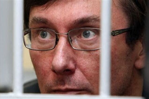 Луценко передал поздравления всем из-за решетки