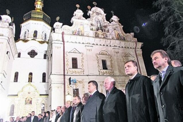 Янукович у Лаврі побажав українцям стабільності