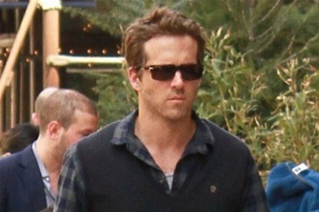 Рейнольдс меняет наряды в Нью-Йорке. Фото