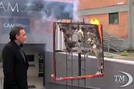 На знак протесту директор італійського музею спалив картину. Відео