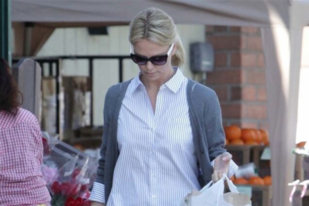 Терон поддалась весенней атмосфере. Фото