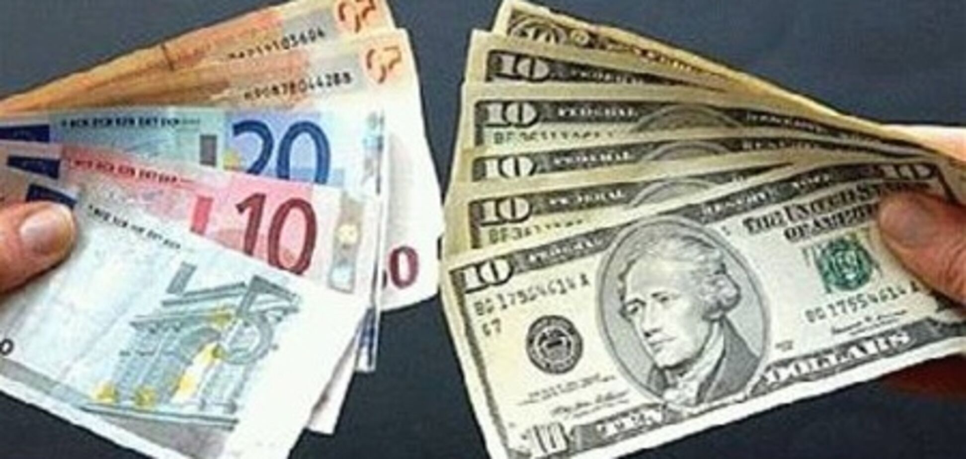Эксперты: гривня по отношению к доллару будет стабильной