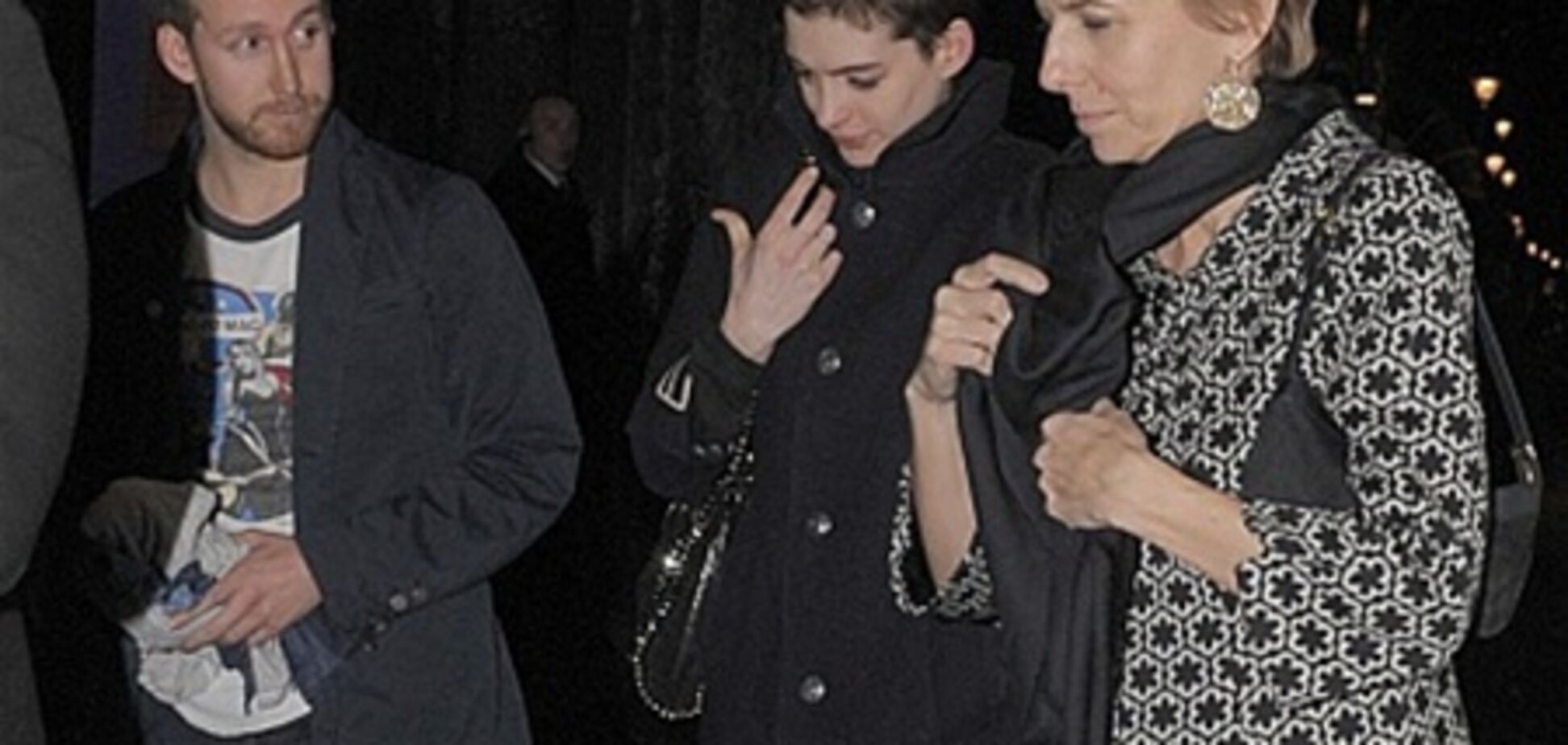 Хэтэуэй отложила свадьбу до длинных волос