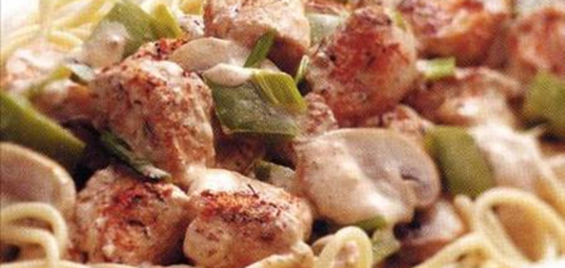 Спагетти с курицей под сливочным соусом