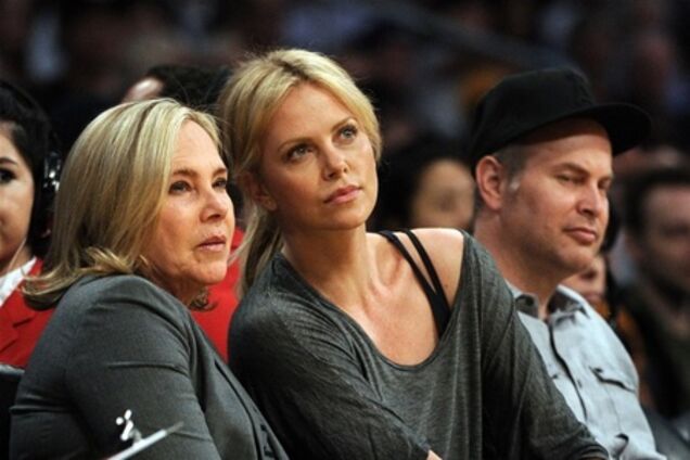 Шарлиз Терон следит за Lakers. Фото