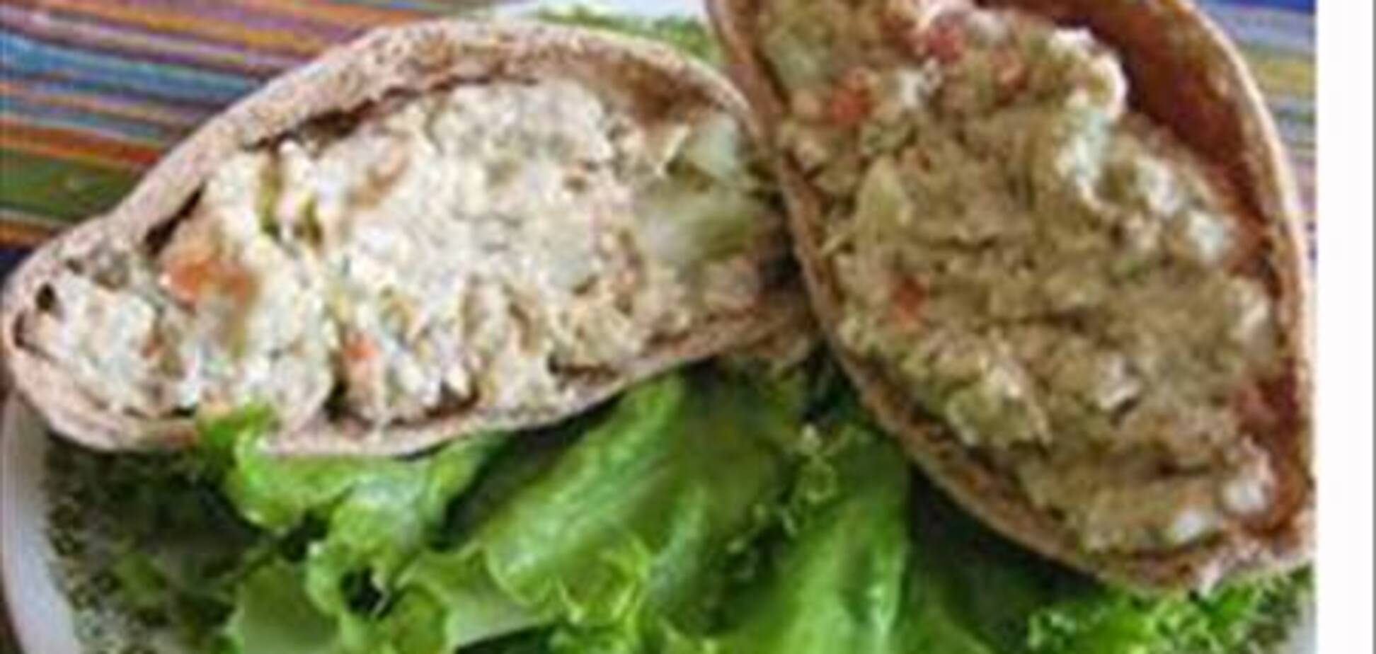 Греческий куриный салат в лепешках пита