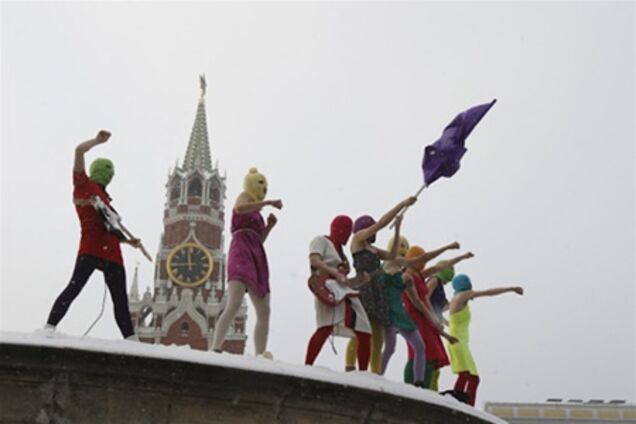 Суд продовжив термін арешту всіх трьох обвинуваченим з Pussy Riot