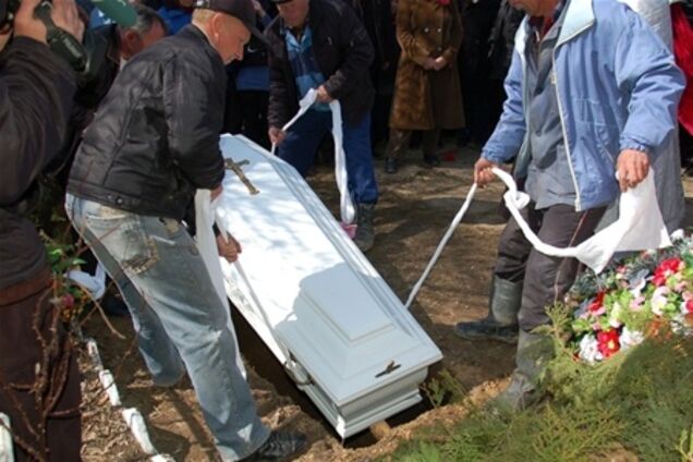 Оксану Макар хотели похоронить на поле среди мусора