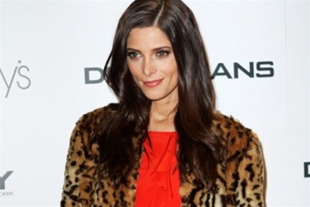 Жуткий прикид Эшли Грин: красная блузка, рыжая юбка, леопардовая шубка