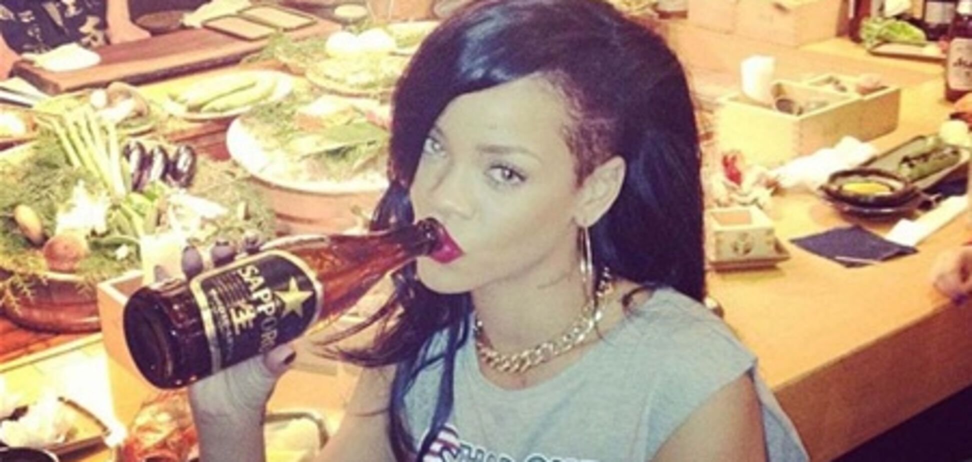 Рианна обмыла новую прическу саке. Фото