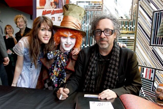 Тим Бартон на открыти своей выставки. Фото