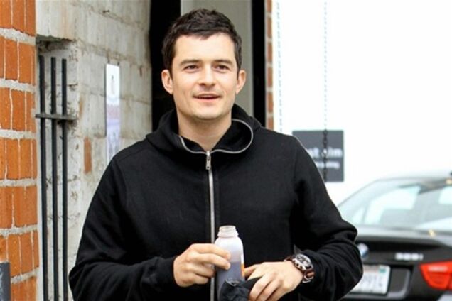 Блум с улыбкой идет из спортзала. Фото