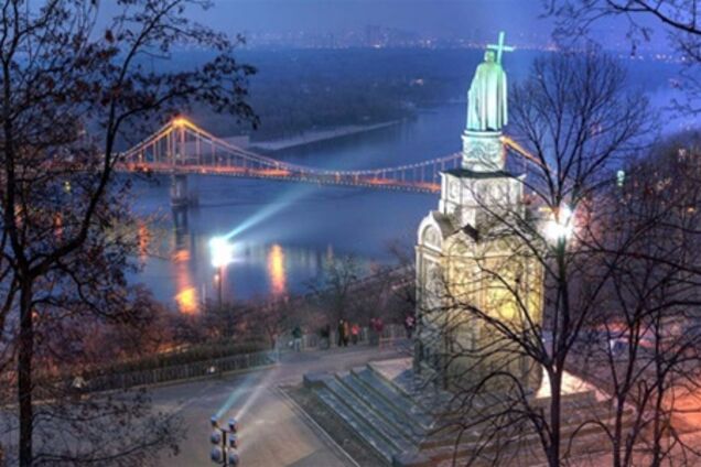 Памятник Владимиру может сползти в Днепр. Фото