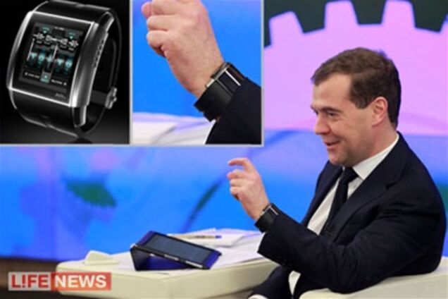 У Медведева появились часы со встроенным телевизором. Фото, видео