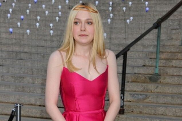 Слегка нелепая Дакота Фаннинг на красной дорожке