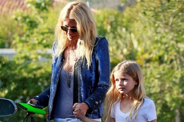 Пэлтроу ведет Эппл на шоппинг. Фото