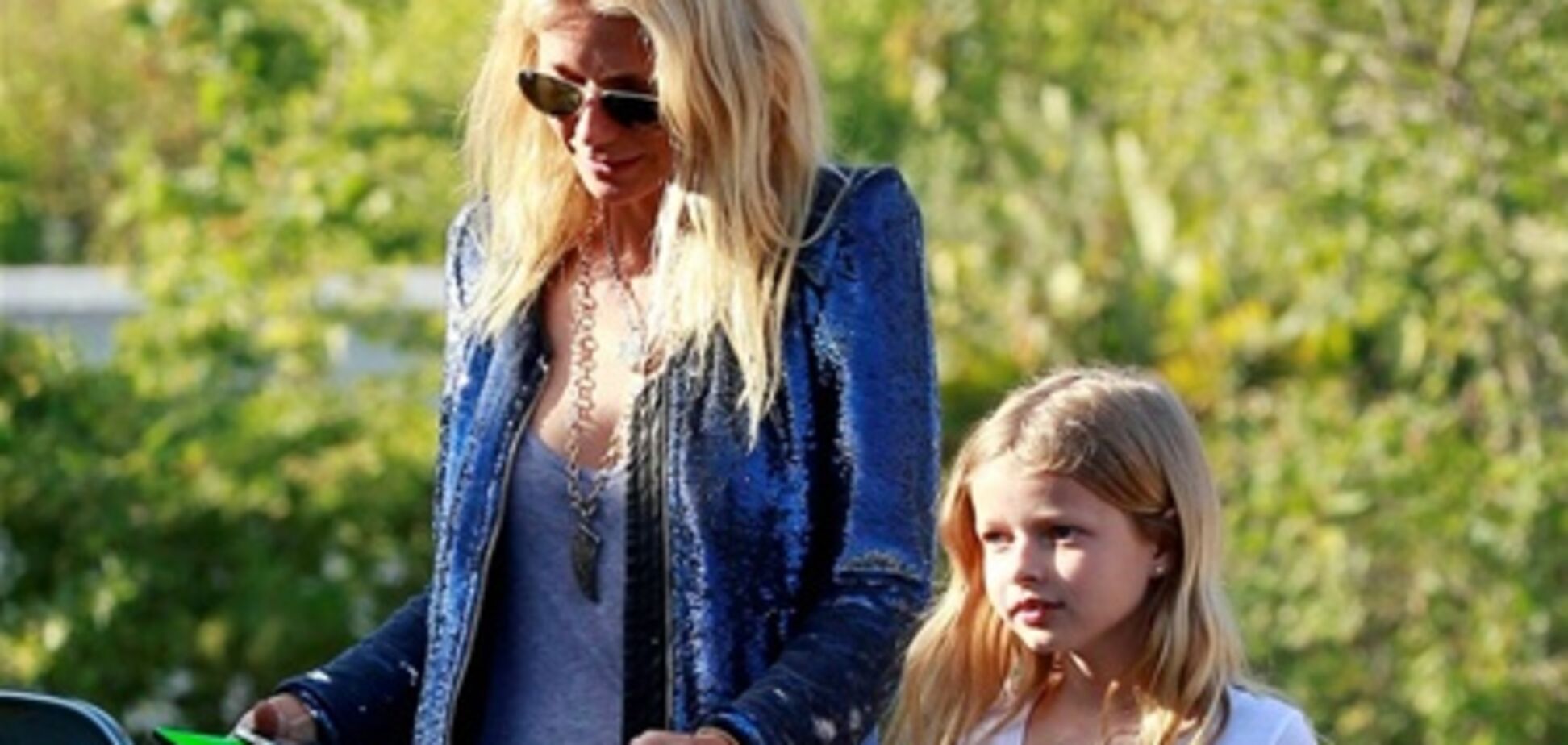 Пэлтроу ведет Эппл на шоппинг. Фото