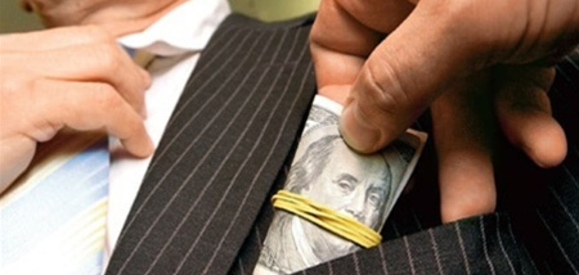 Головний податківець Тернопільщини спійманий на хабарі в 750 тис. грн