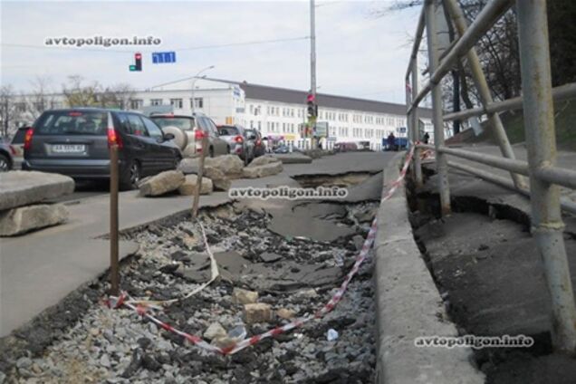 Возле станции метро 'Васильковская' провалился асфальт