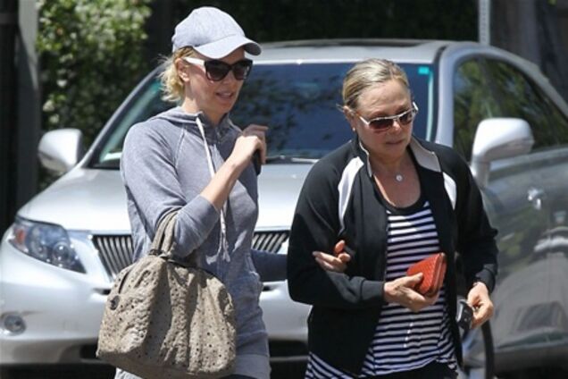 Терон набирает калории после йоги. Фото