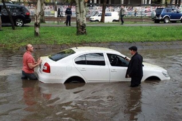 Сильный ливень превратил центр Николаева в озеро