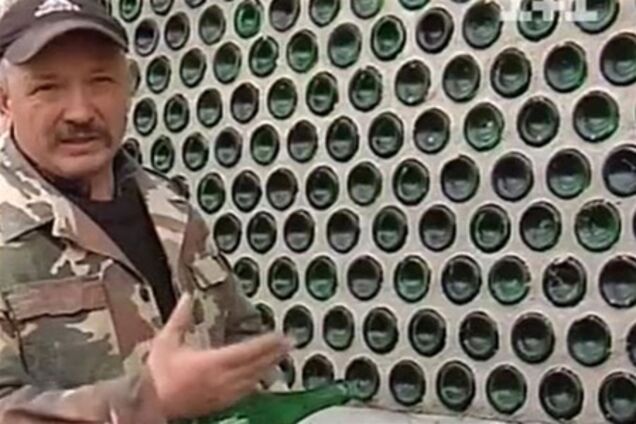 Львовянин построил дом из бутылок от шампанского. Видео