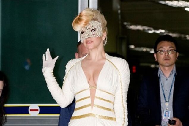 Жемчужная Гага прилетела в Сеул. Фото