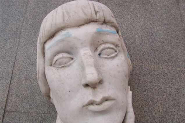 В Одессе вандалы разукрасили памятник Ахматовой. Фото